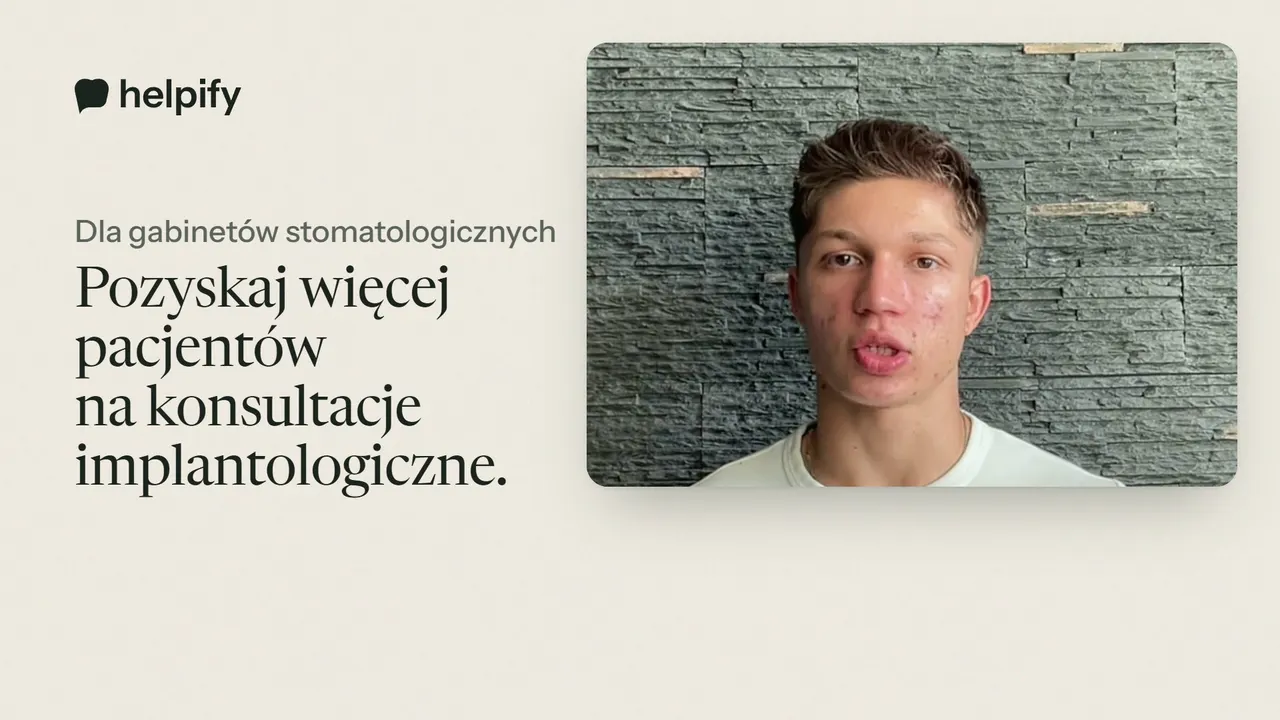 Maciej Odrobina, założyciel Helpify, mówi do kamery.